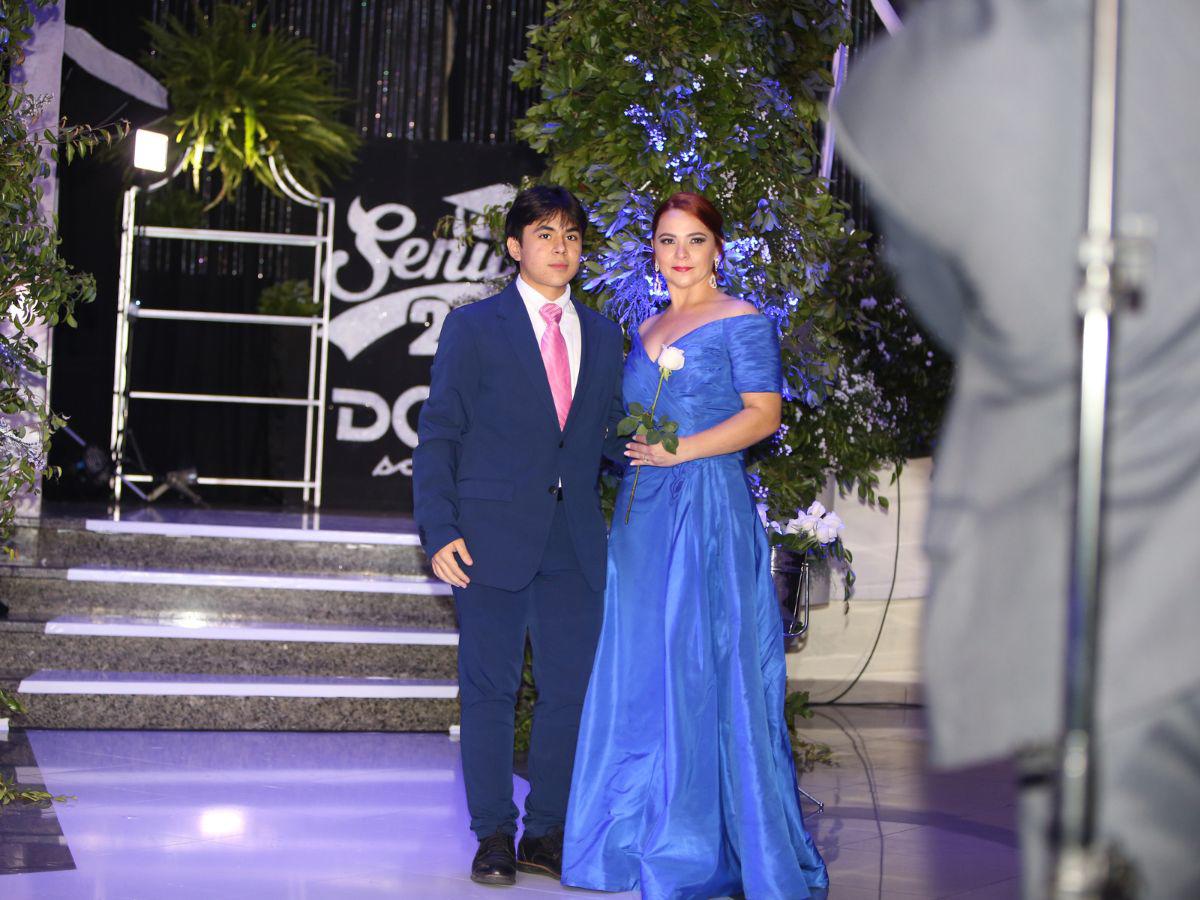 Desfile de seniors, madres y padres en la prom 2023 de Dowal School