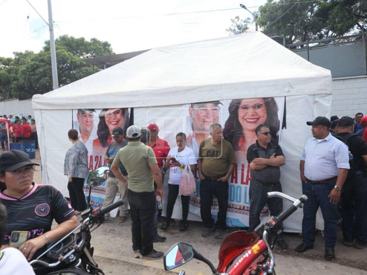 Así es el campamento improvisado de Jorge Aldana en las afueras del Infop para pedir revisión acta por acta