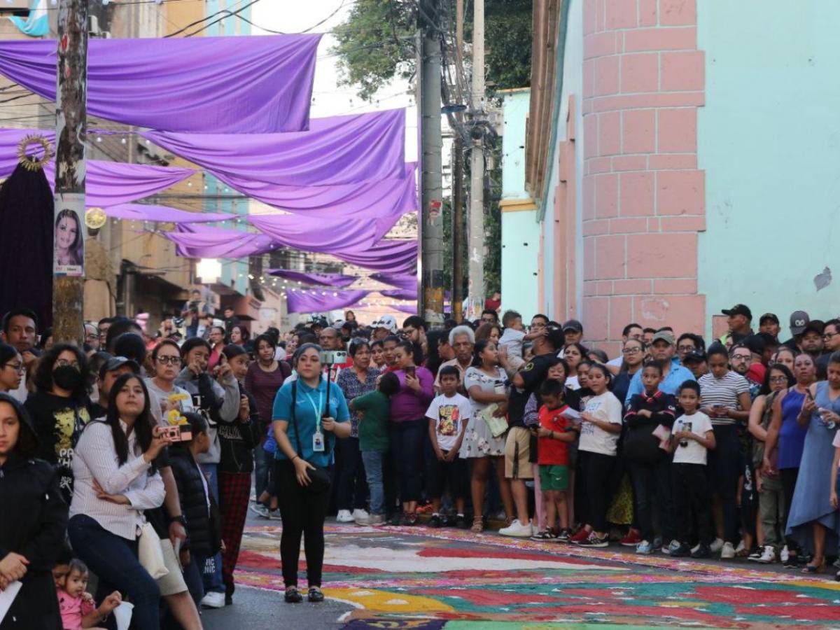 Así se desarrolló la solemne procesión del Santo Entierro en la capital