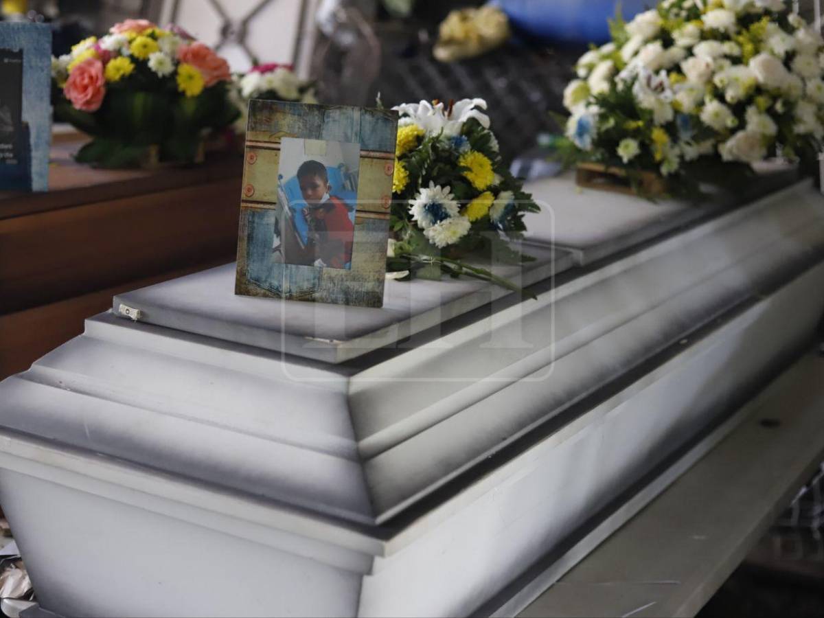 Un ataúd junto al otro: velan cuerpos de los cinco hermanos víctimas de incendio en SPS