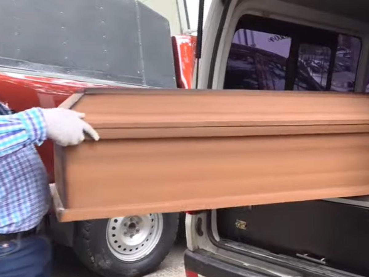 Momento en que retiran de la morgue el cuerpo de Wualys Fuentes tras practicarle la autopsia