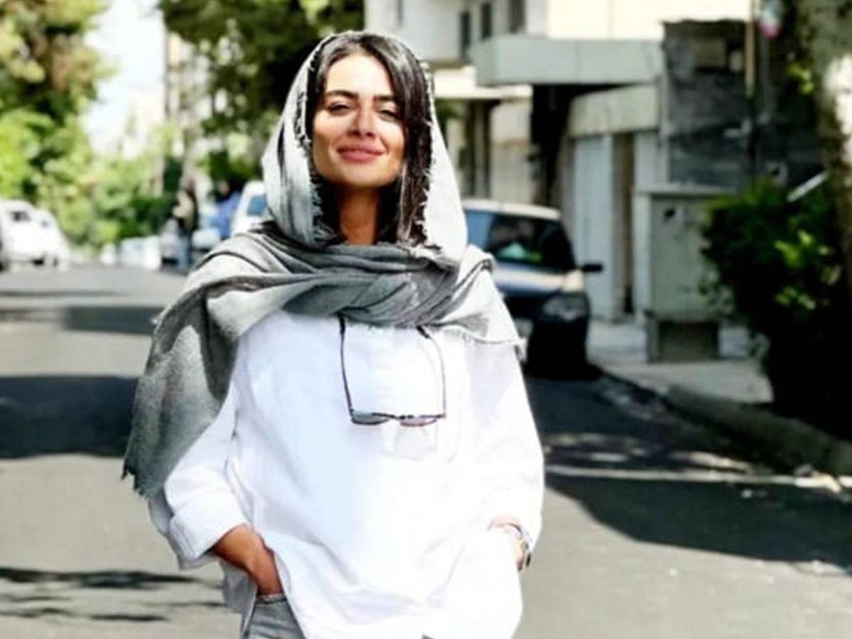 Hiva Seyfizadeh, cantante iraní condenada a 4 años de prisión por cantar ante hombres
