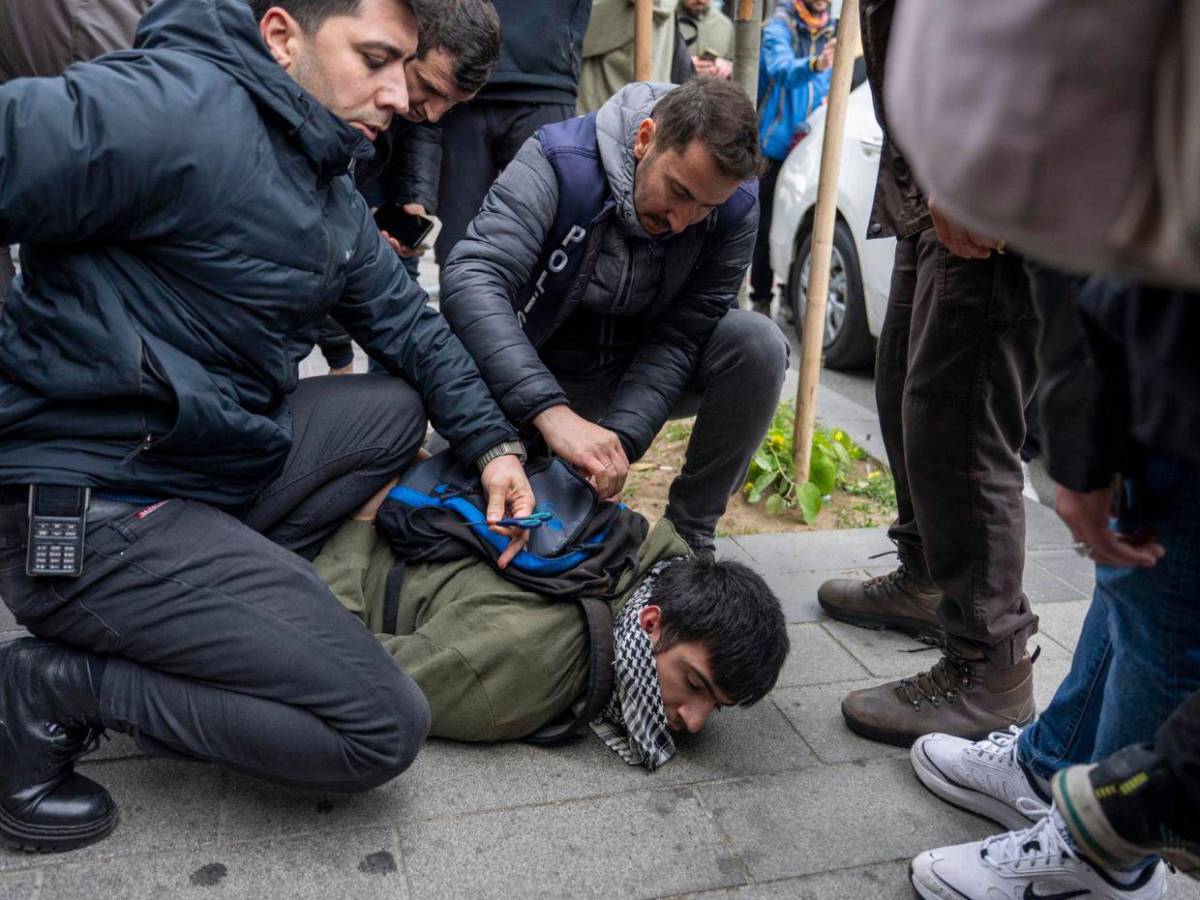 Entre golpes y detenciones, Estambul se suma a la marcha en el Día del Trabajador