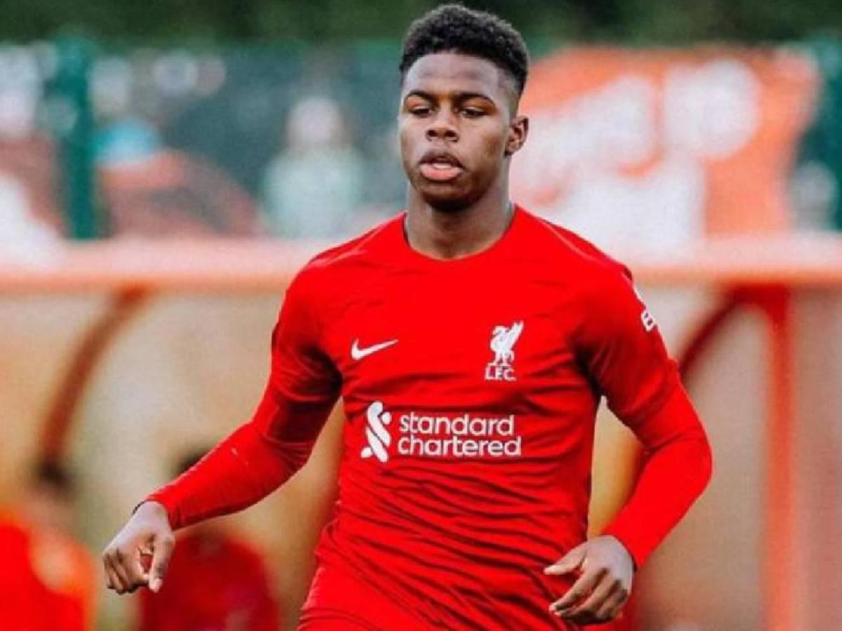 Acompaña a su hijo y a esto se dedica: La nueva vida de Maynor Figueroa en Inglaterra