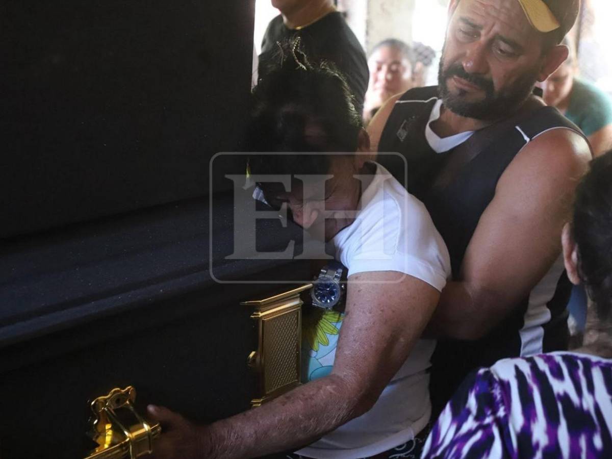 Ataúd tras ataúd: familias destrozadas se despiden de las víctimas del accidente en Santa Bárbara