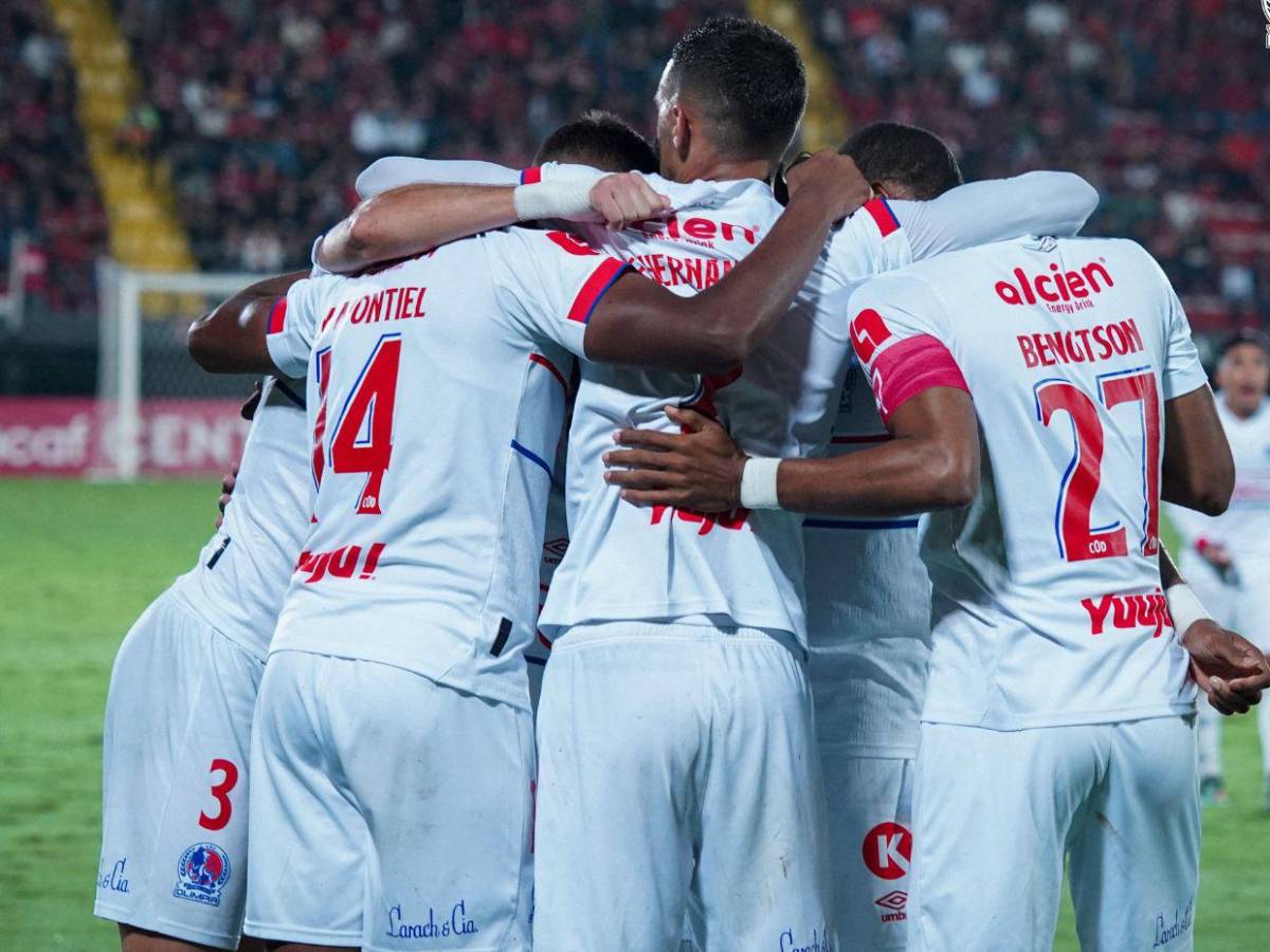 Reprochable: así quedó el bus de Olimpia tras ser atacado por aficionados de Alajuelense