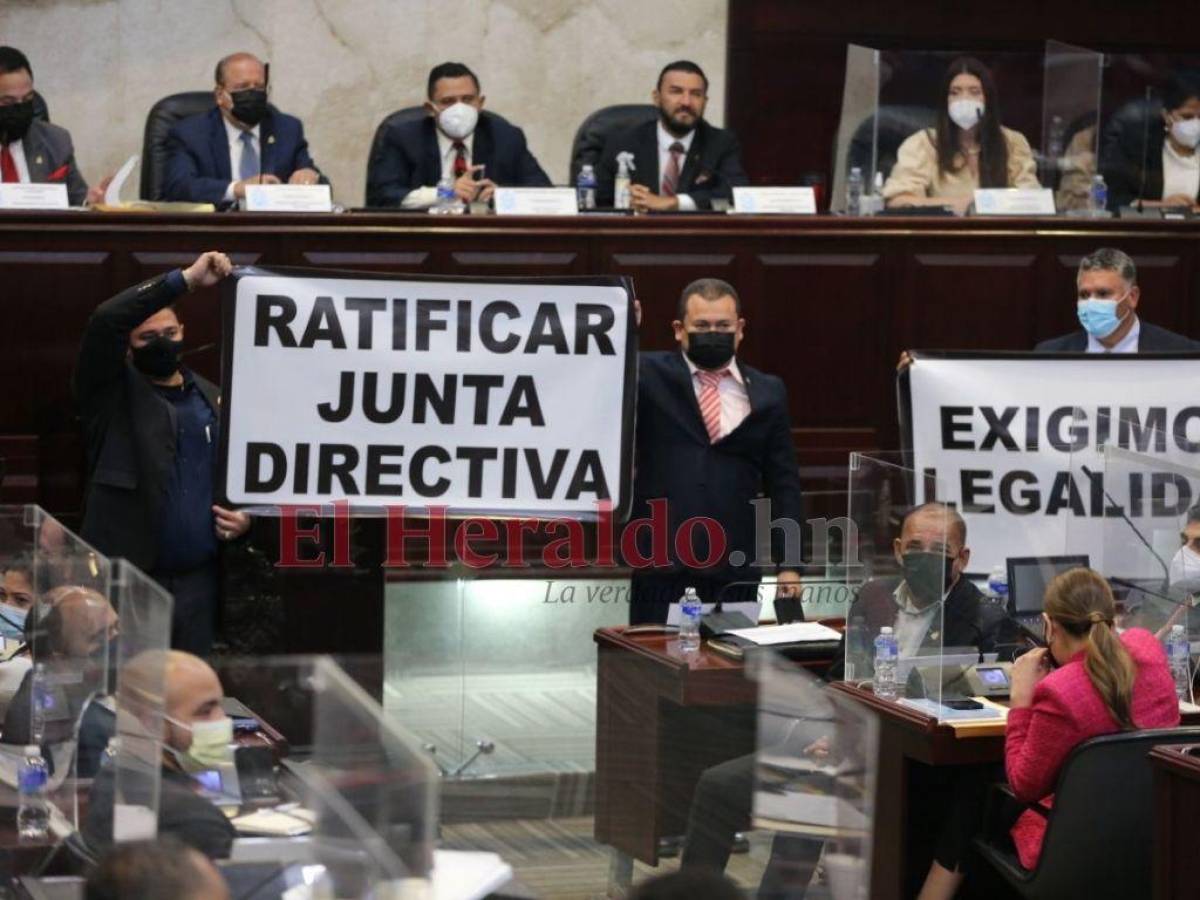 Los diputados del Partido Nacional exigieron que la moción para que Redondo dirija el Congreso debe ser nuevamente presentada y sometida a la votación respectiva.