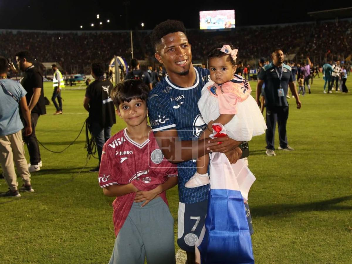 Emilio Izaguirre lloró y el lindo regaló a los jugadores: Motagua celebra la copa número 20