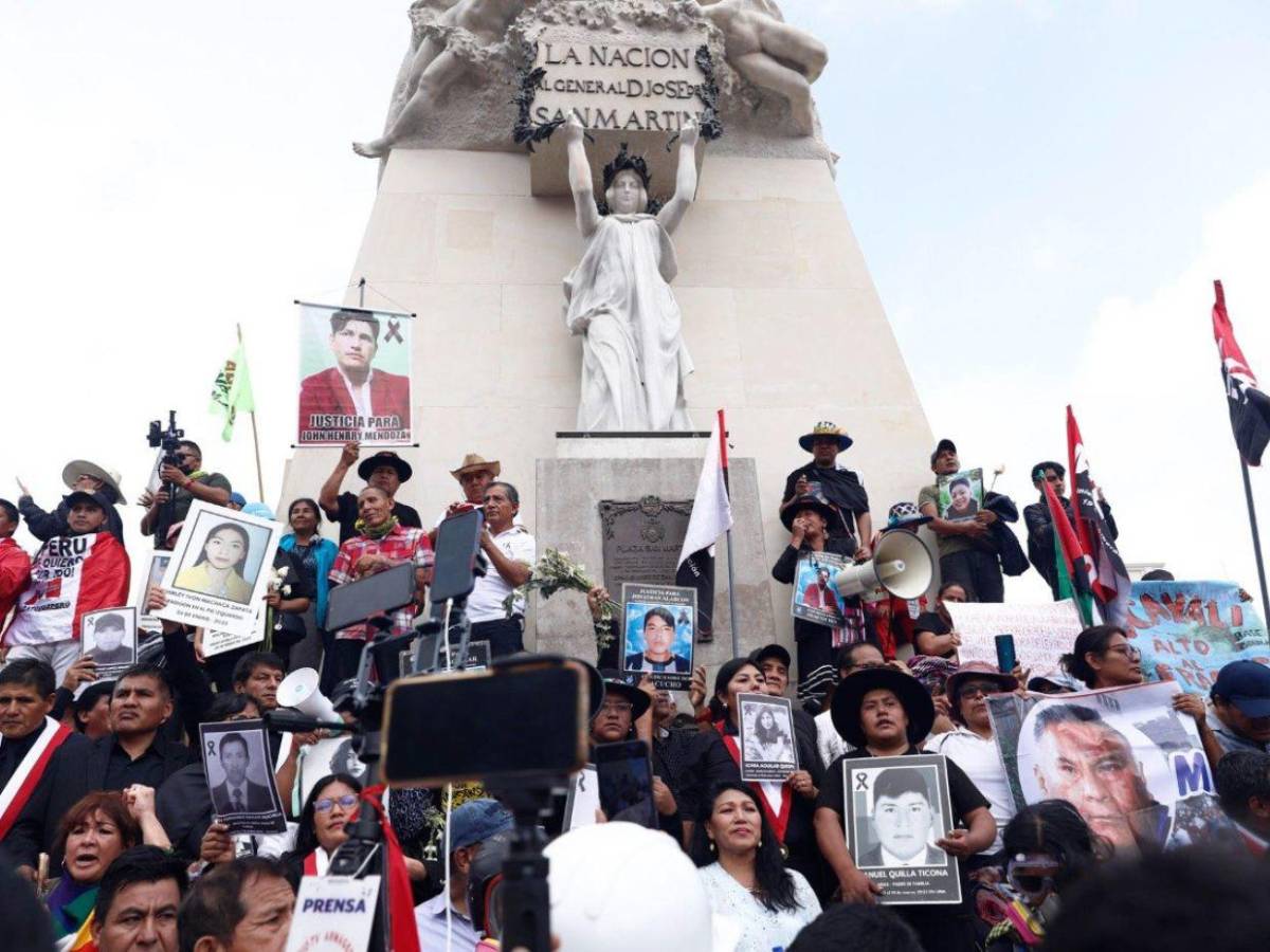 Cientos de personas protestan en Lima contra la investidura de Keiko Fujimori