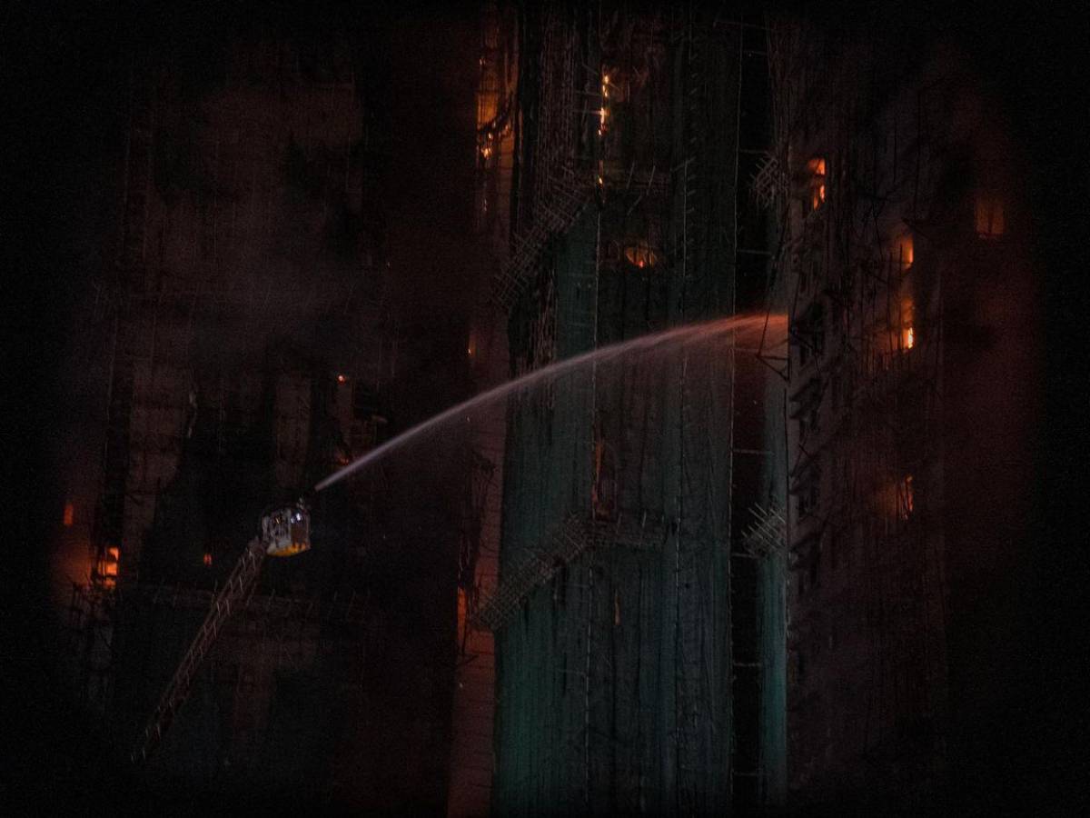 Sube a 36 la cifra de muertos por voraz incendio en edificios de Hong Kong