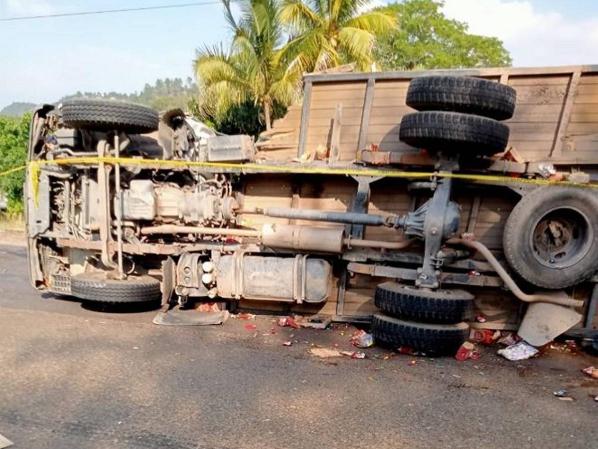 La caótica escena que dejó la colisión de un bus contra varios vehículos en Guaimaca