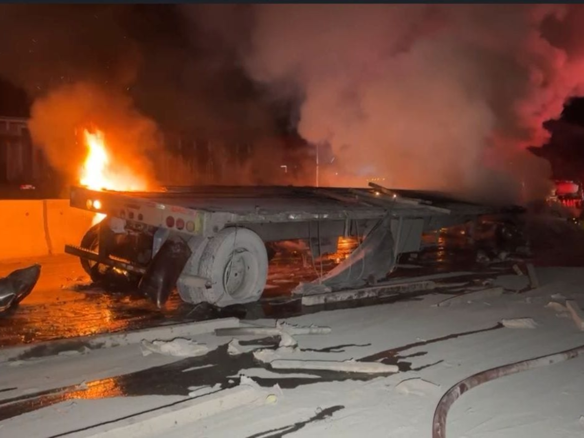 Un muerto deja choque de rastra con caseta de peaje en Yojoa