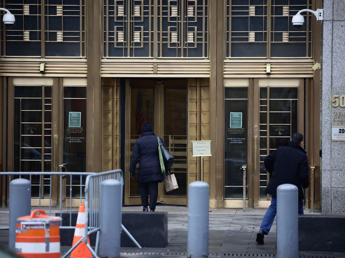 Kevin Castel y defensa de Juan Orlando Hernández discuten por jurado enfermo