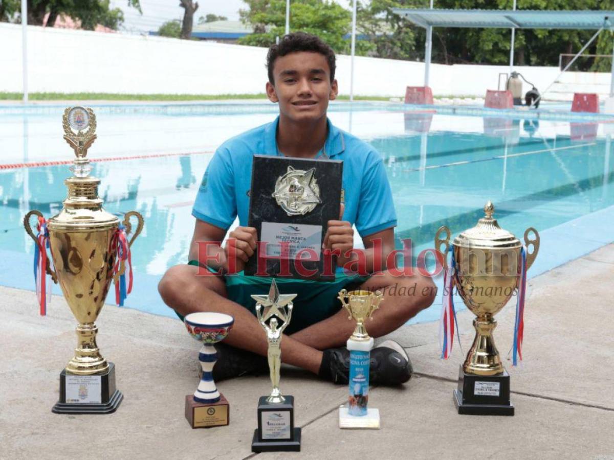 Nadador hondureño Douglas Romero necesita ayuda económica para viajar a torneo en Barbados