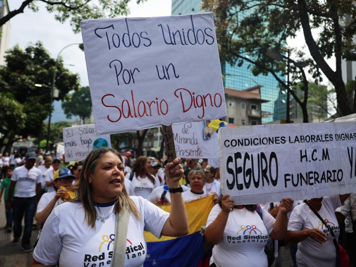 Con fotos de Maduro y pidiendo un salario digno: venezolanos conmemoran el Día del Trabajador
