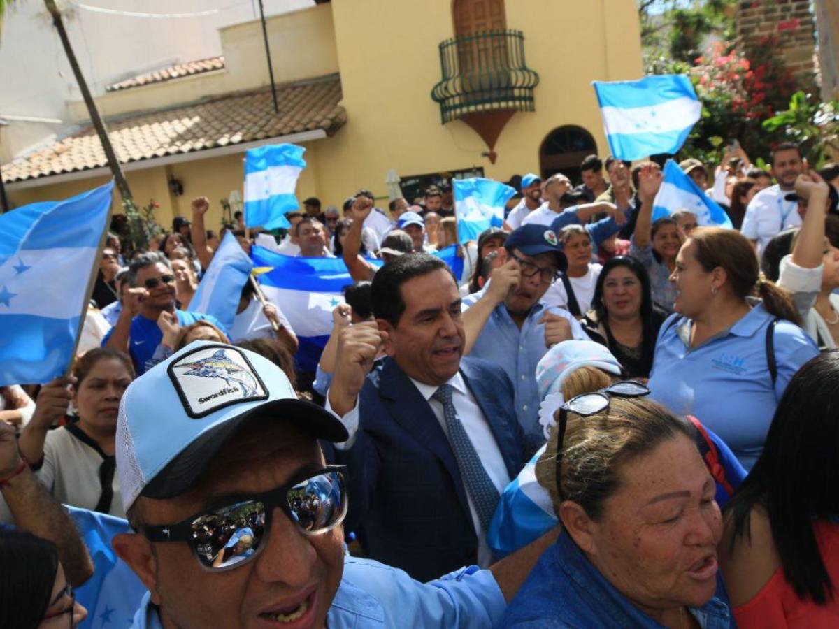Líderes y simpatizantes liberales y nacionalistas llegan a respaldar a consejeras del CNE Líderes y simpatizantes liberales y nacionalistas llegan a respaldar a consejeras del CNE
