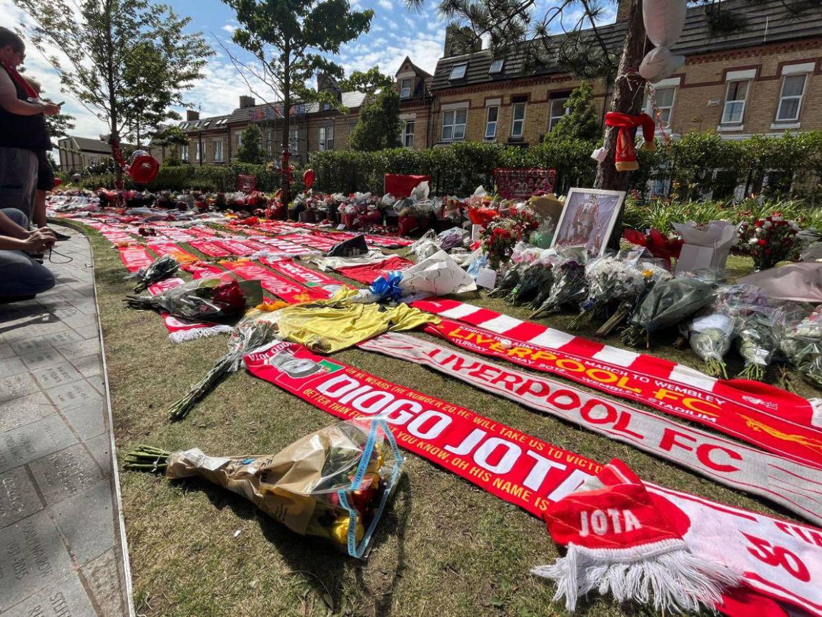 You´ll Never Walk Alone: Seguidores del Liverpool rinden homenaje a Diogo Jota
