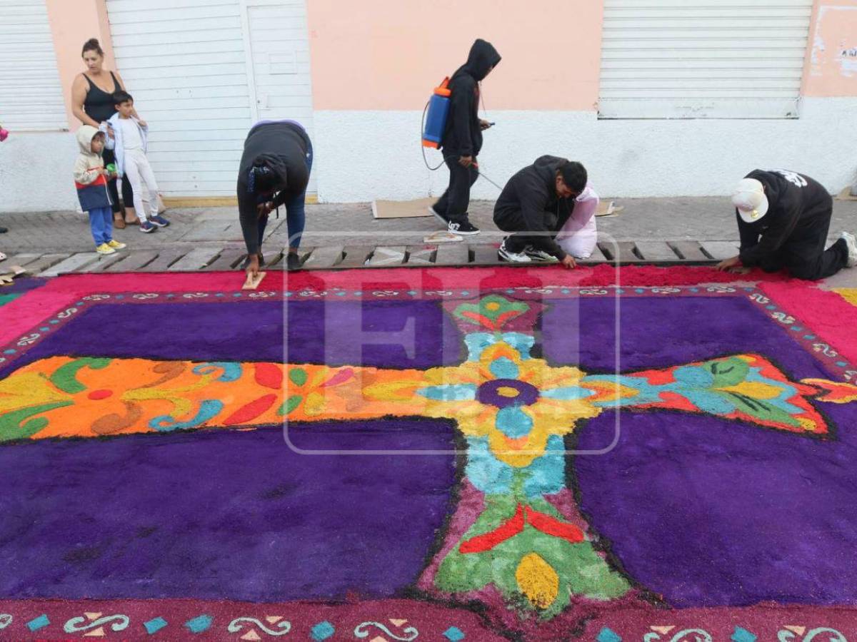 Arte, fe y devoción: Avenida Cervantes luce colorida con las alfombras de aserrín