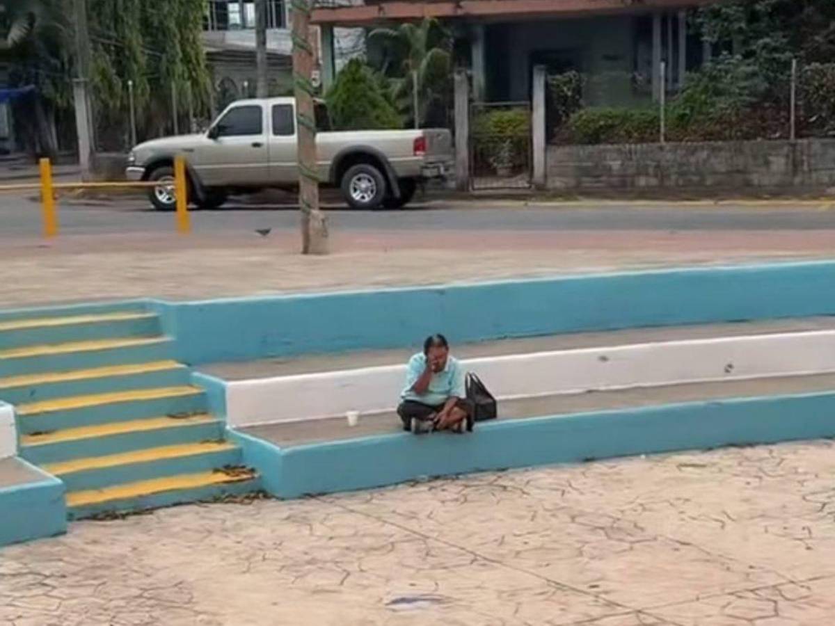 “Se me fue”: hombre conmueve al velar solo a su esposa en  Santa Cruz de Yojoa