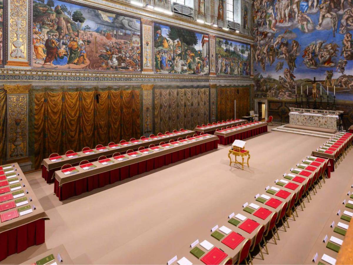 Sin celulares, encerrados y un juramento de silencio: ¿por qué el cónclave se hace en secreto?