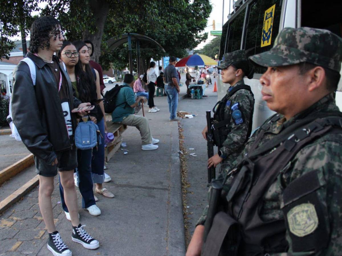 Con forma 003 en mano y carnet: estudiantes abordan buses de la UNAH