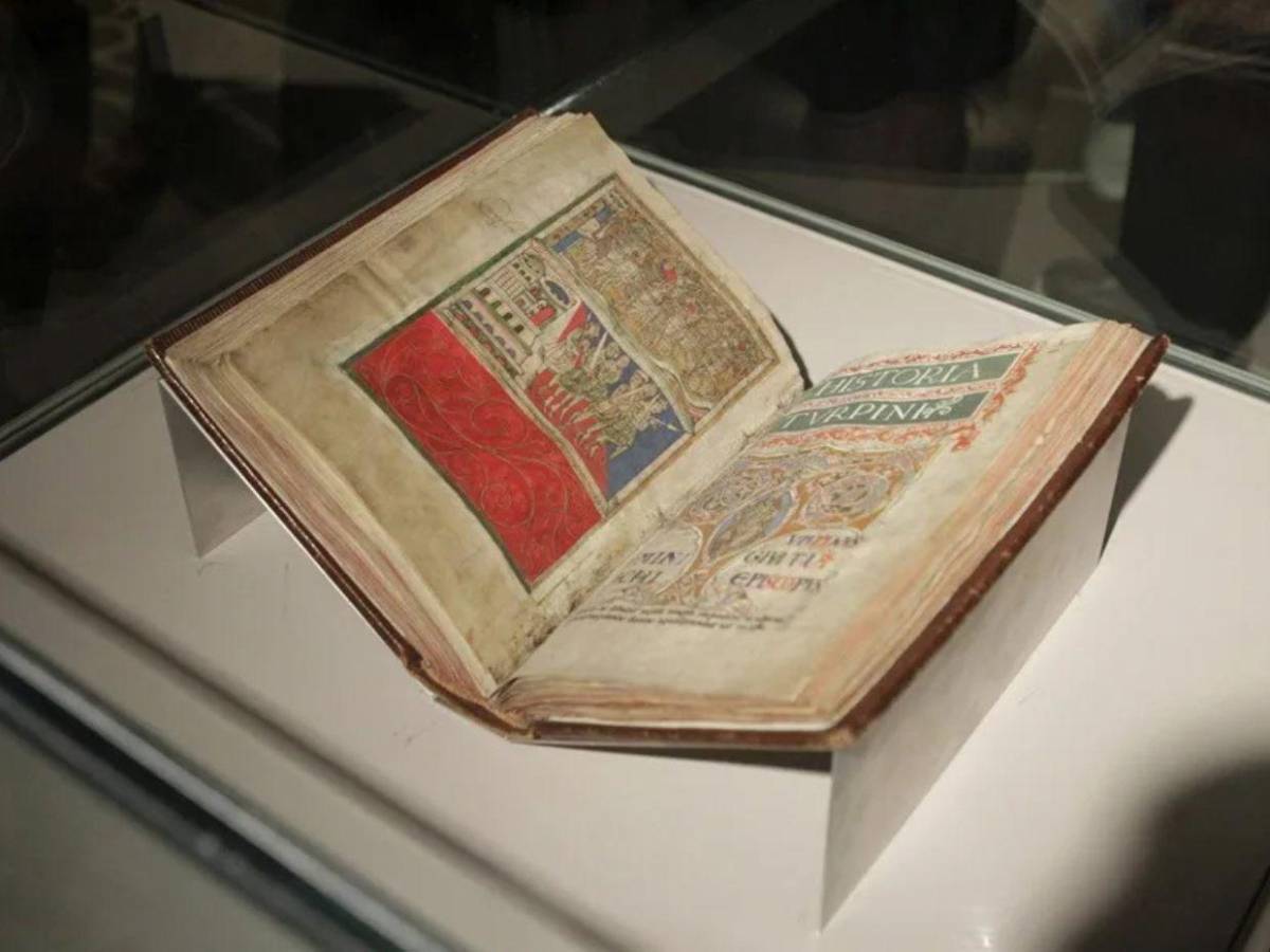 Roban joyas históricas del Museo del Louvre en París, en solo siete minutos