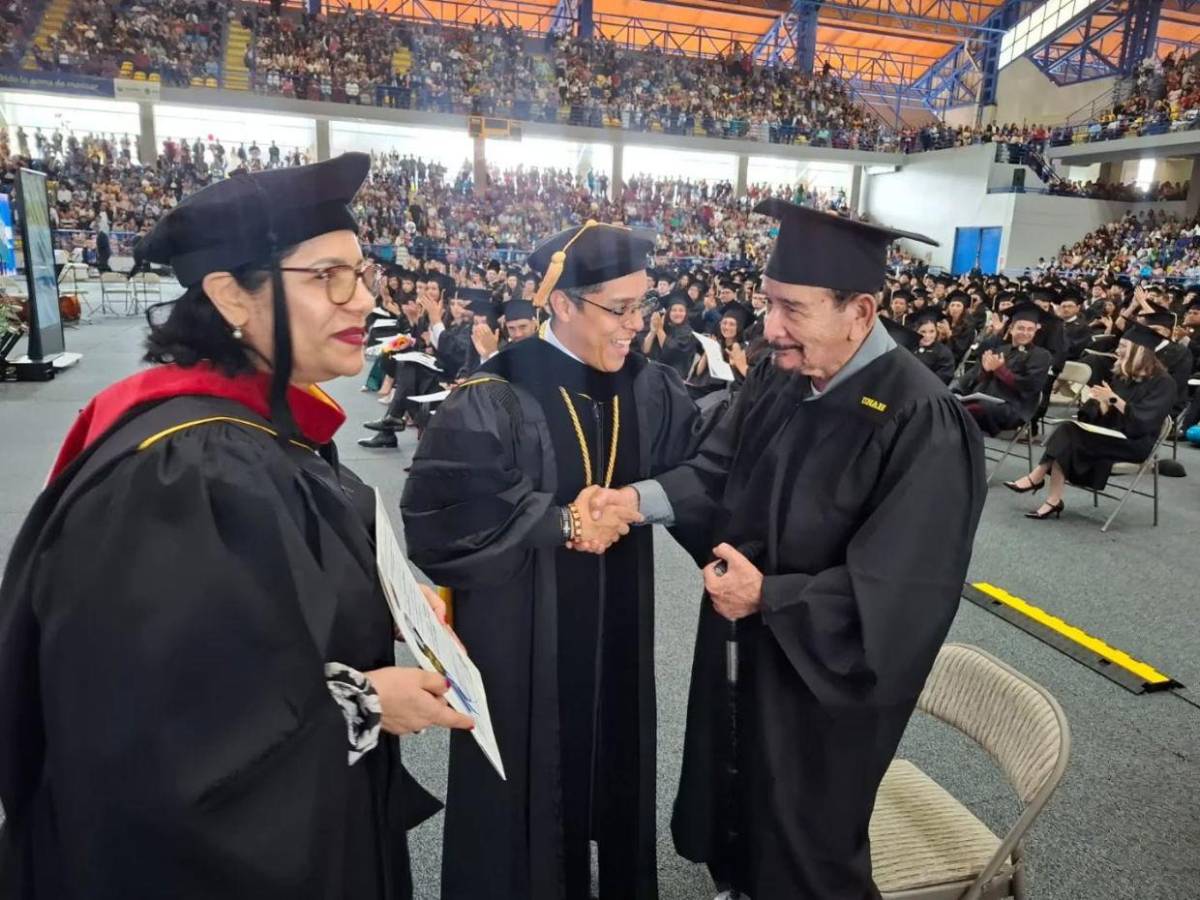¡Un sueño cumplido! Más de 1,500 graduados recibieron con orgullo su título en la UNAH
