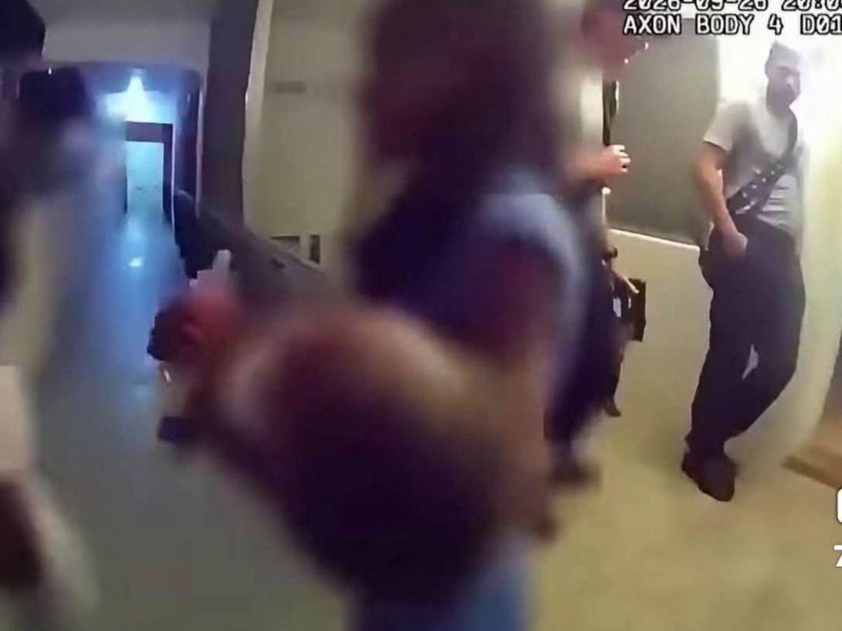 Arrestan a mujer que dejó solos a sus 4 hijos, incluido un bebé de 2 meses, para irse de crucero