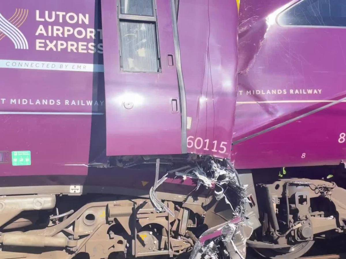 EN FOTOS: un muerto y decenas de heridos deja colisión de trenes en Bedford, Inglaterra