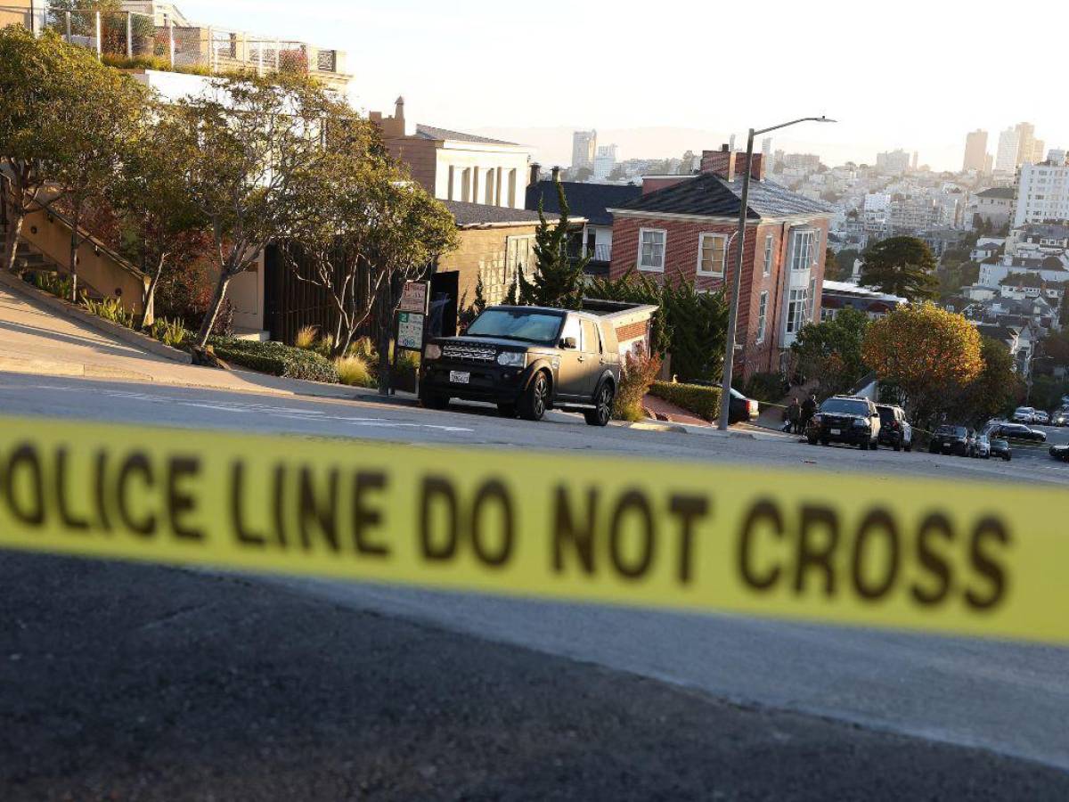 Oficiales de Policía rodearon la casa de Pelosi en San Francisco y comenzaron con las investigaciones.
