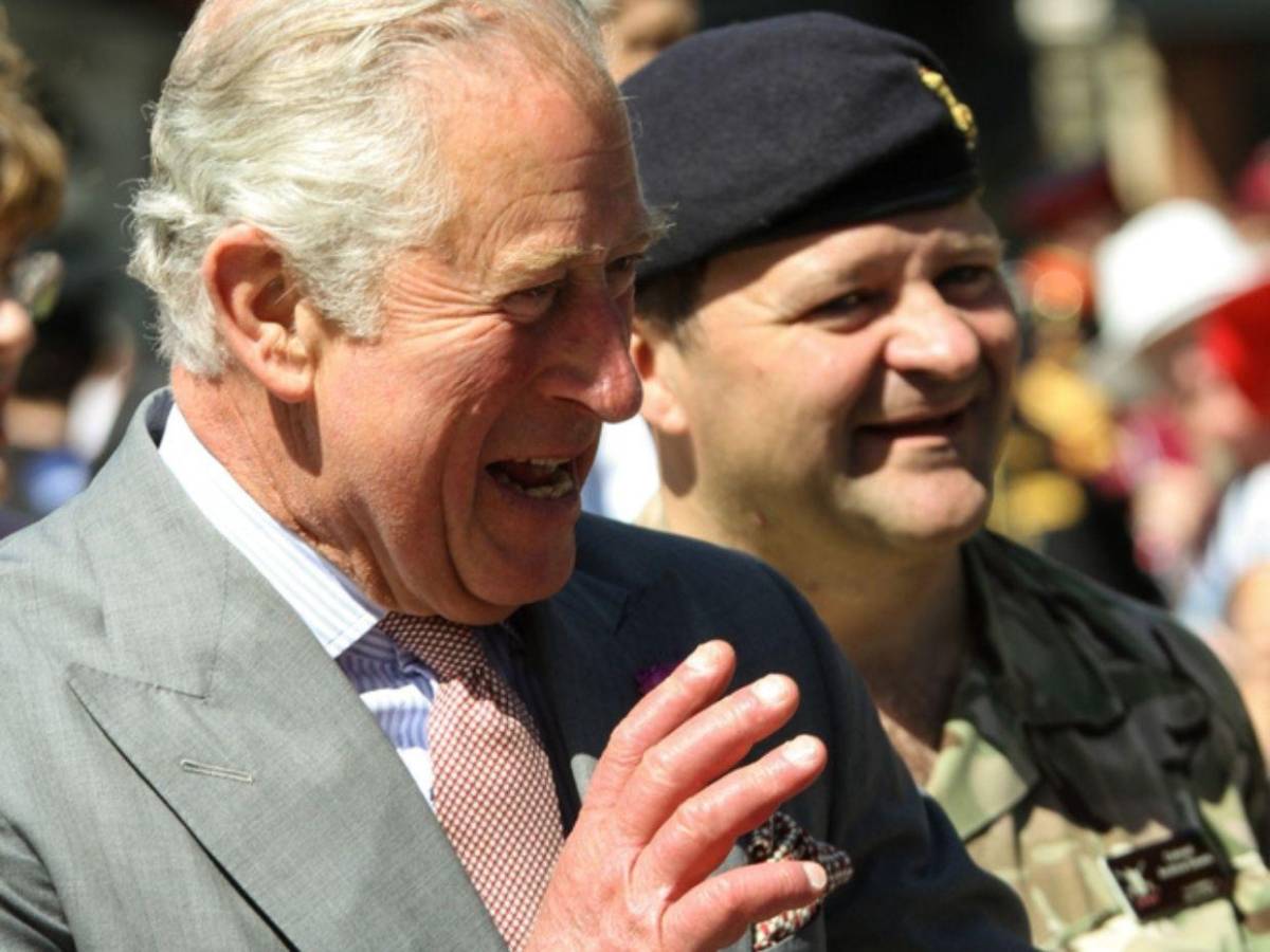 Lectura de labios revela el mordaz comentario de Harry durante coronación del rey Carlos III