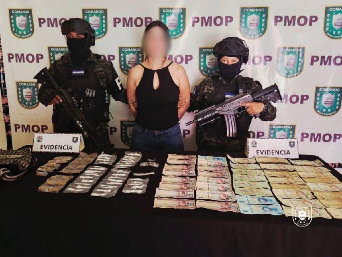 Capturan en SPS a La Chela con 67 envoltorios de supuesta droga y dinero en efectivo