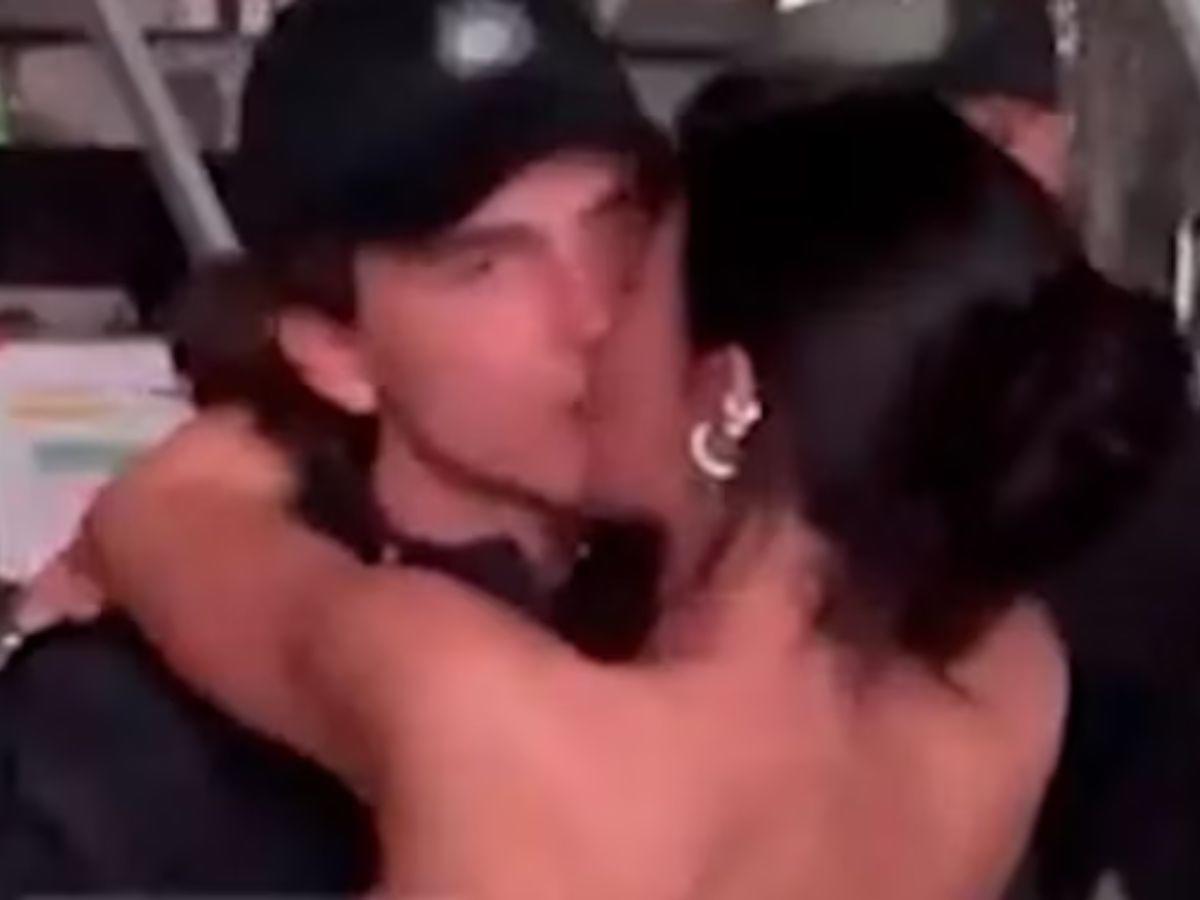 Así fue el apasionado beso entre los famosos.