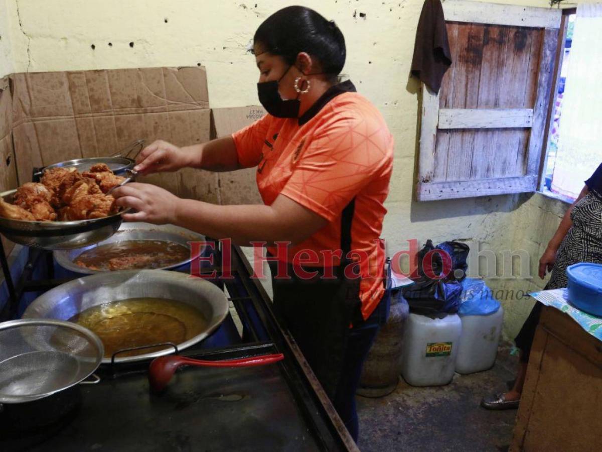 Con mucho esmero y dedicación, doña Ruth prepara deliciosos platillos para vender en su negocio ubicado en el populoso barrio Cabañas de San Pedro Sula. La madre de familia, apasionada por el fútbol, atiende de lunes a sábado en un horario de 5:30 PM a 9:30 PM.