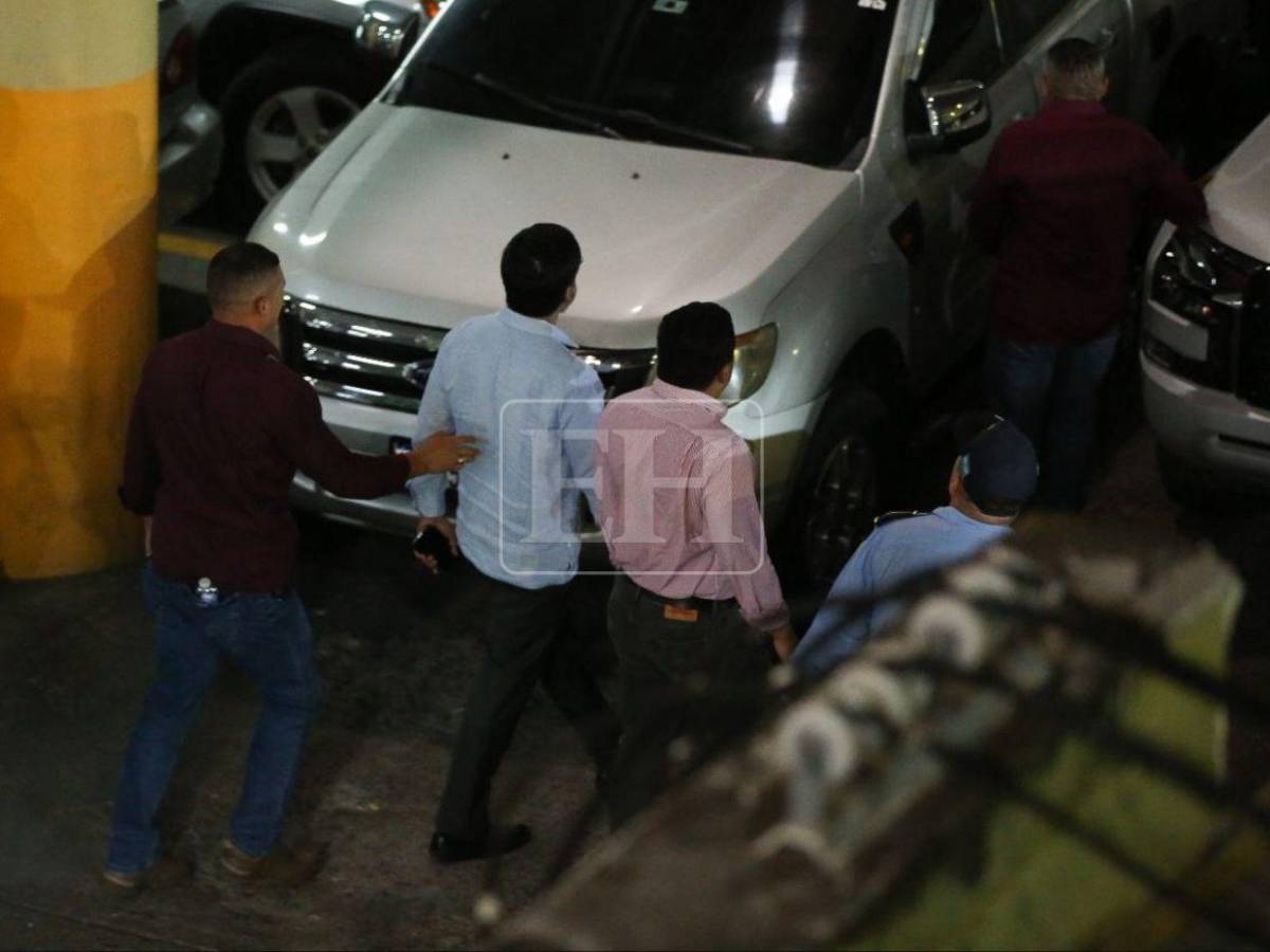 Con el puño en alto y con una sonrisa: así salió Johel Zelaya del Congreso