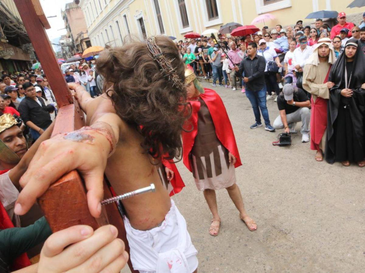 En Fotos: la agonía en la crucifixión de Jesús durante el Vía Crucis de Viernes Santo