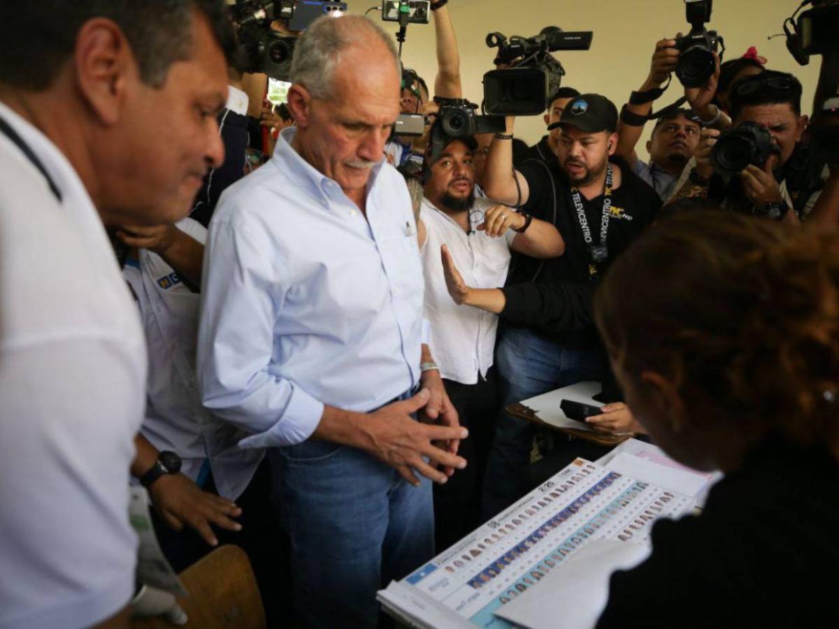 Nasry Asfura votó en la Universidad Pedagógica de la capital