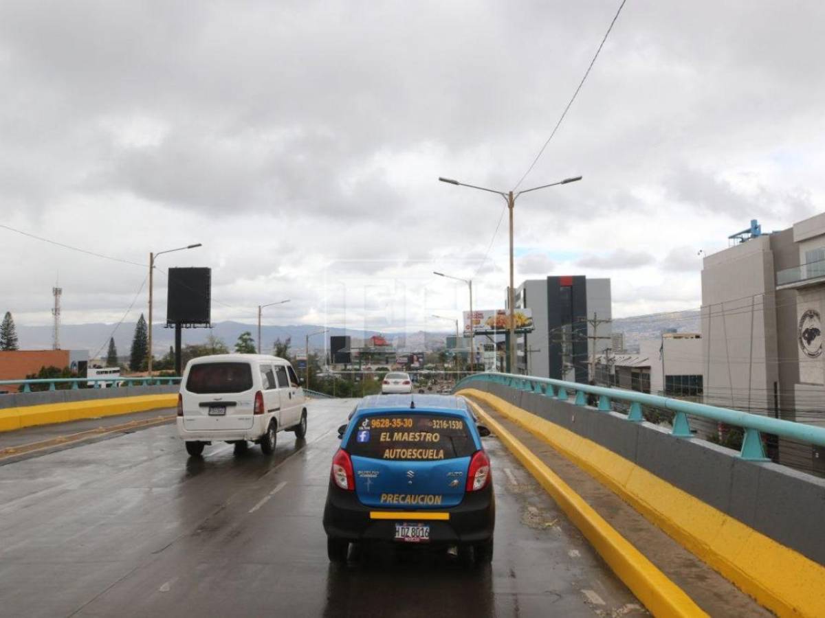 Lluvias intermitentes dejan calles mojadas y tránsito lento en Tegucigalpa