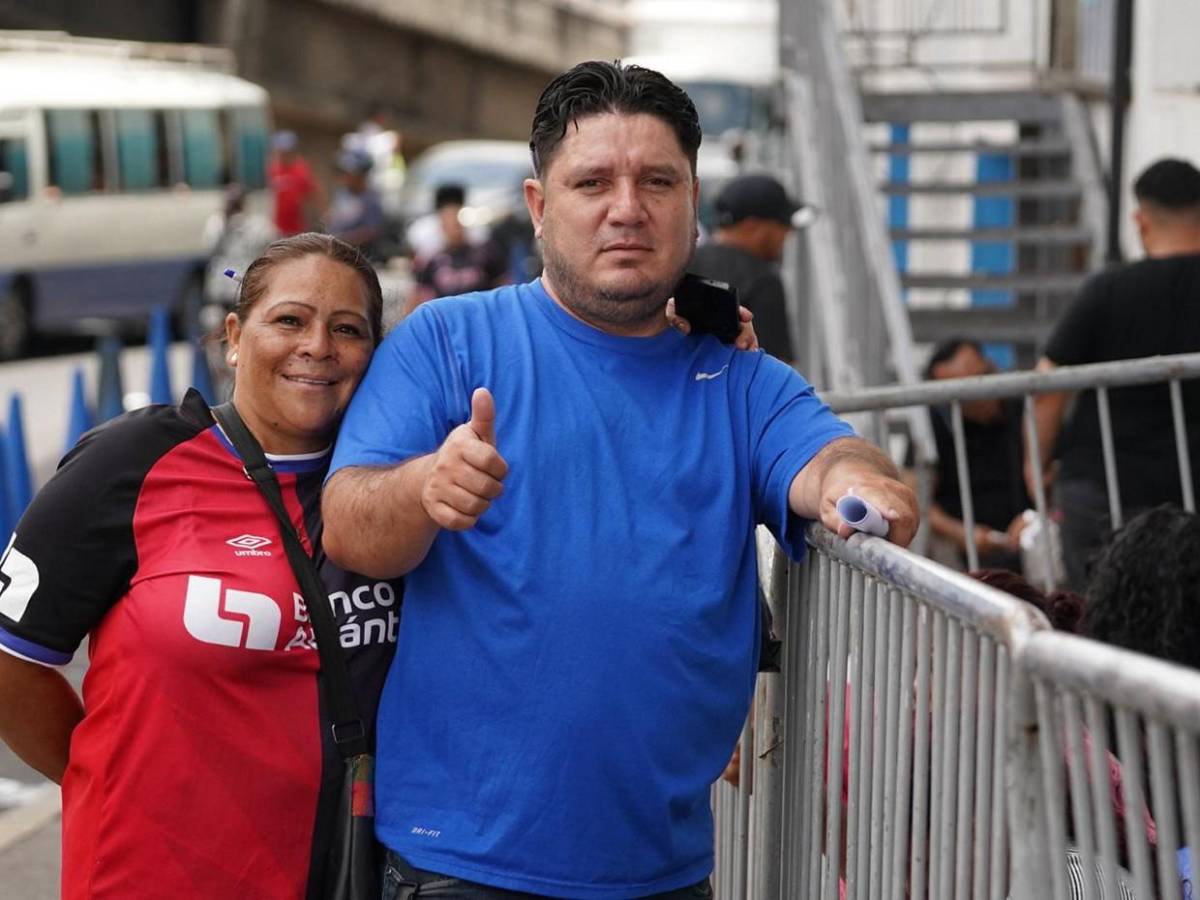 Aficionados llegan al Chelato Uclés para la gran final Olimpia vs Real España