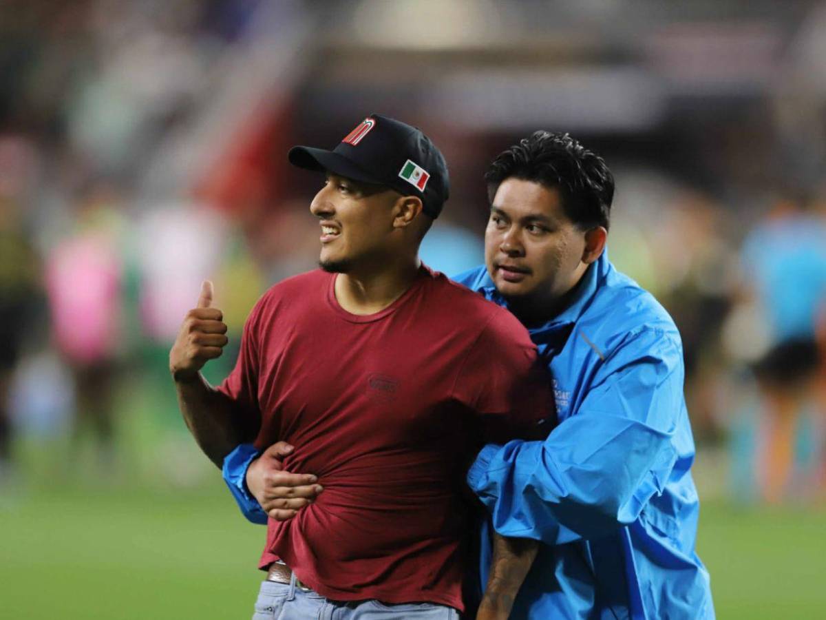No se vio en TV: Peleas en las gradas del Honduras vs México e intrusos en la cancha