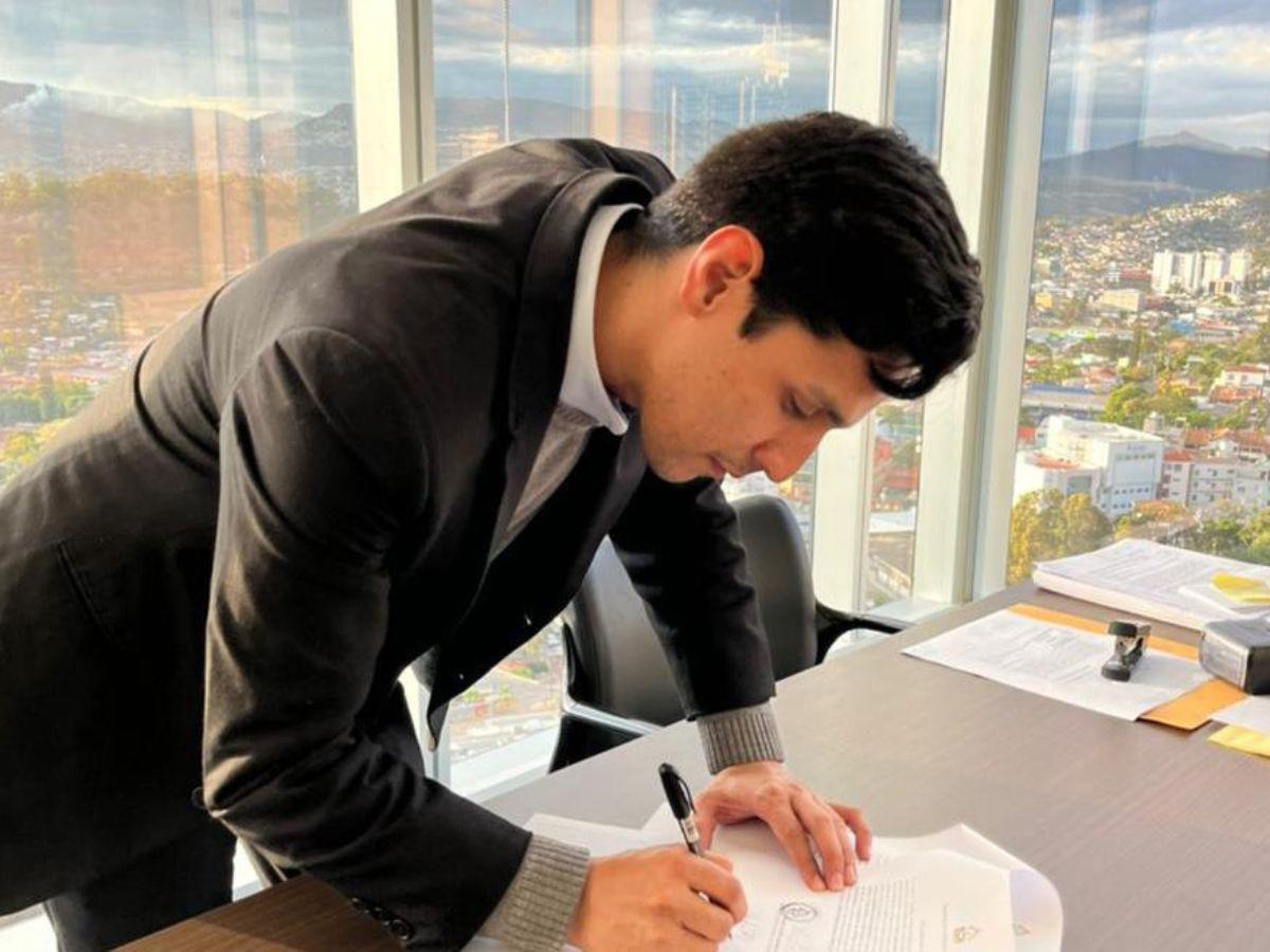 ¿Carlos Estrada sigue siendo subsecretario en el gobierno?