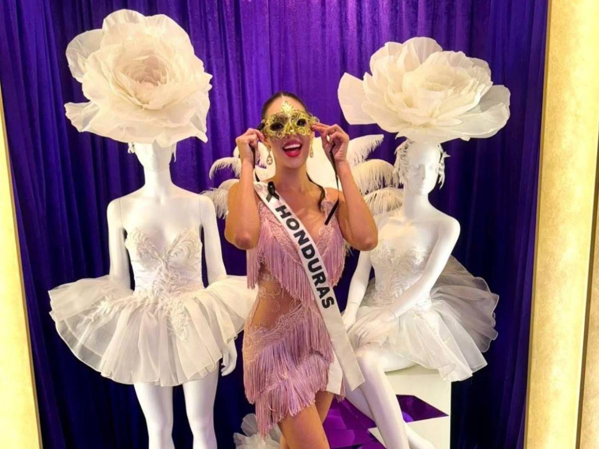 Alejandra Fuentes deslumbró con look azul y brillante en entrevista con jurado de Miss Universo