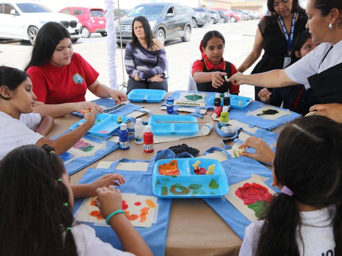 Los héroes ecológicos de Escuelas Amigables llevaron su alegría a Walmart