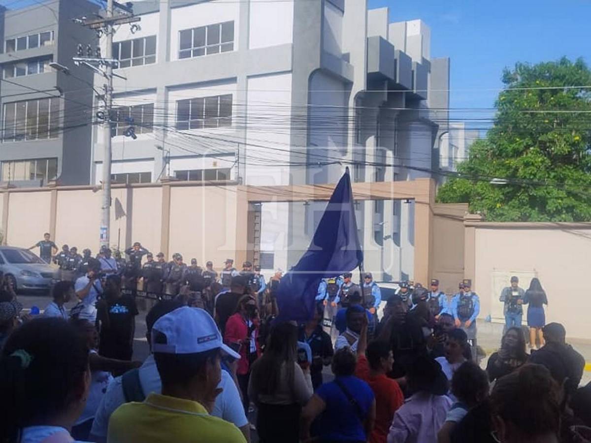 Militantes del Partido Nacional llegan a la CSJ a respaldar a Juan Orlando Hernández