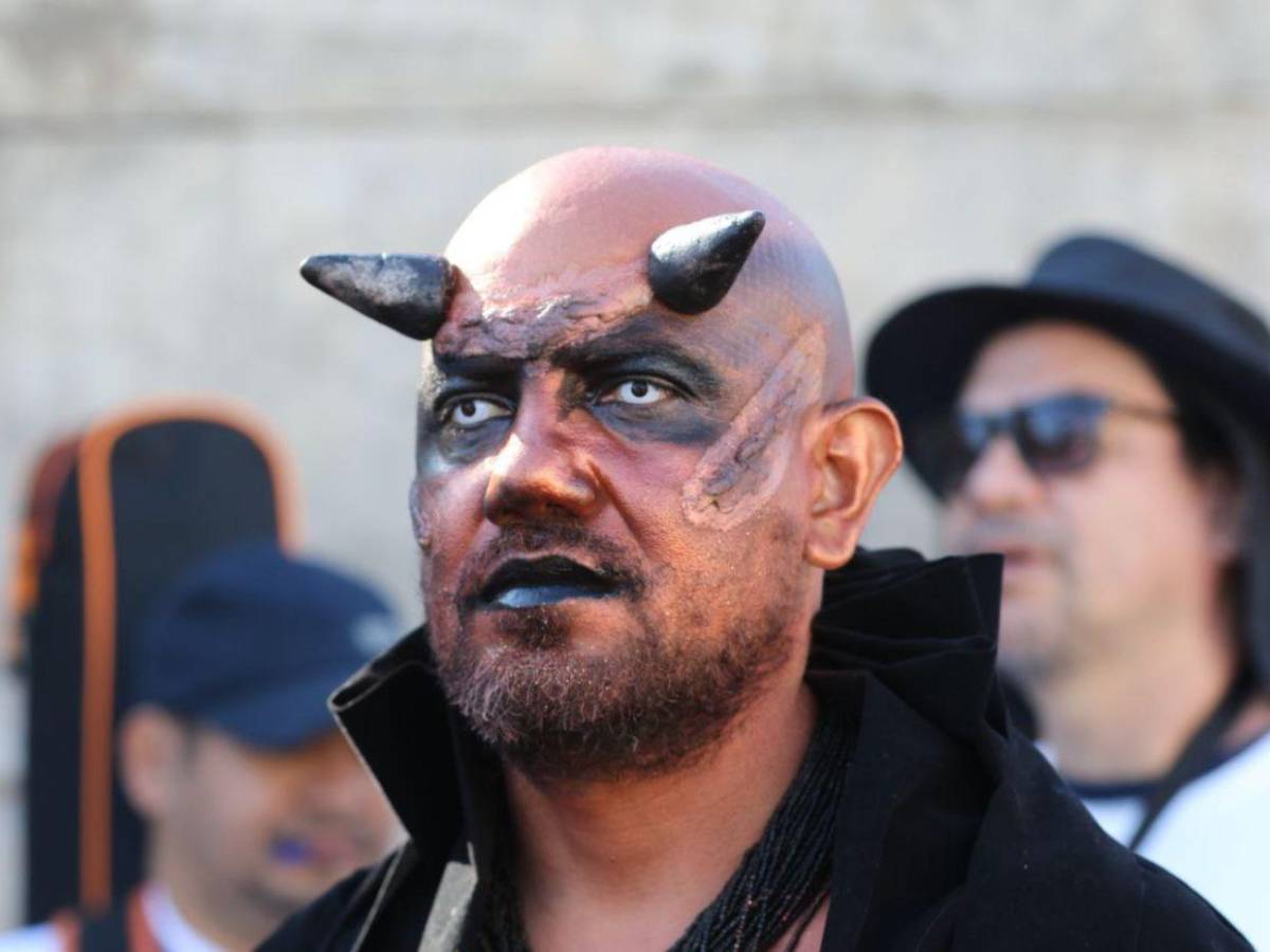 Mario y Erick, los hermanos que interpretaron a Jesús y a Satanás en Vía Crucis de la capital Mario y Erick, los hermanos que interpretaron a Jesús y a Satanás en Vía Crucis de la capital