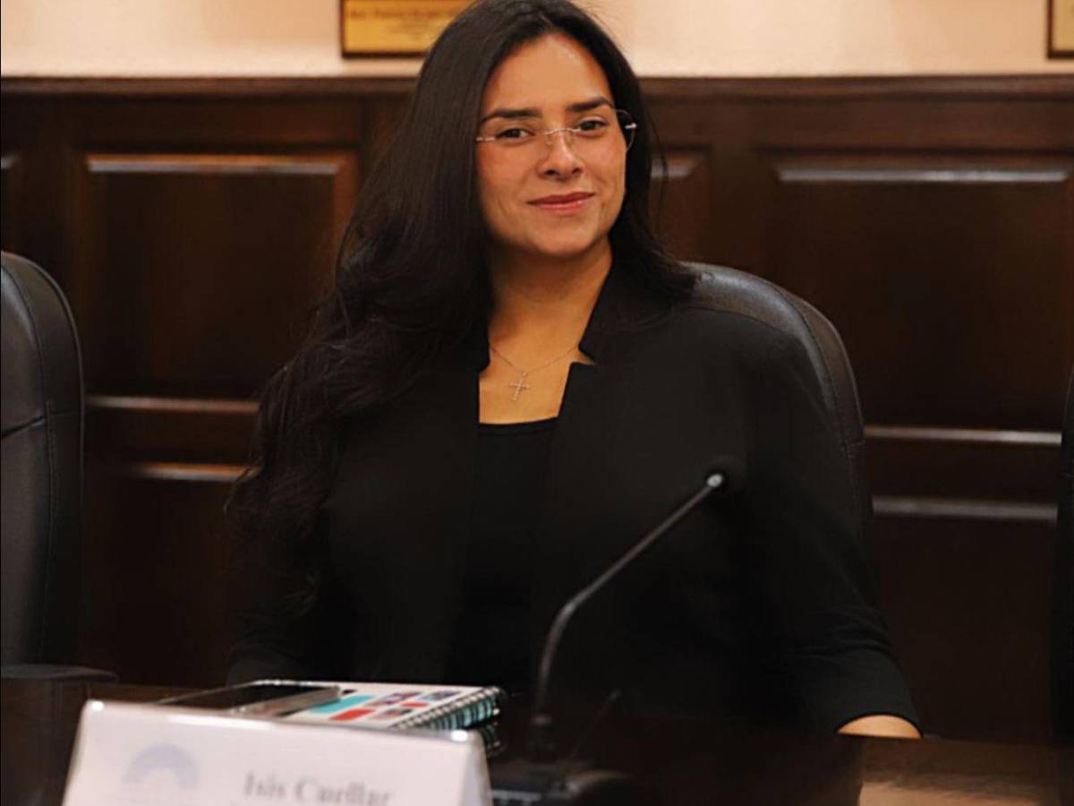 Isis Cuéllar sigue repartiendo dinero tras escándalo con Sedesol; dio L20 mil para un carwash