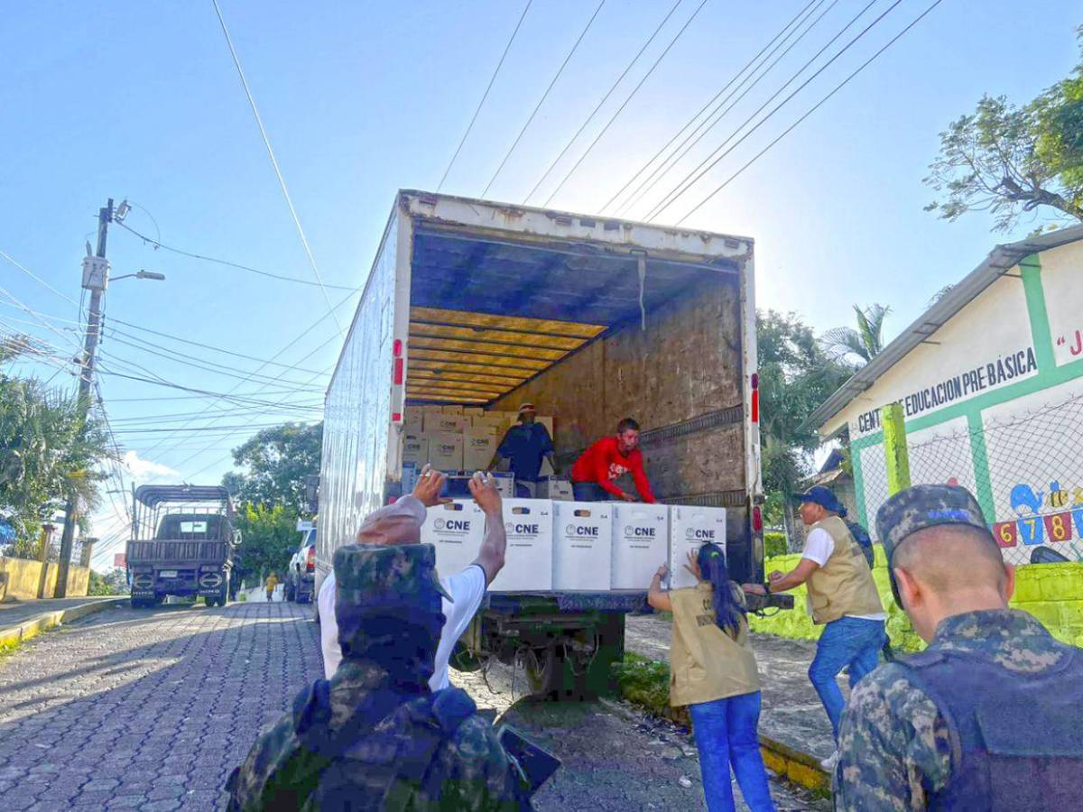 Continúa la distribución de material electoral en los diferentes centros de Cortés
