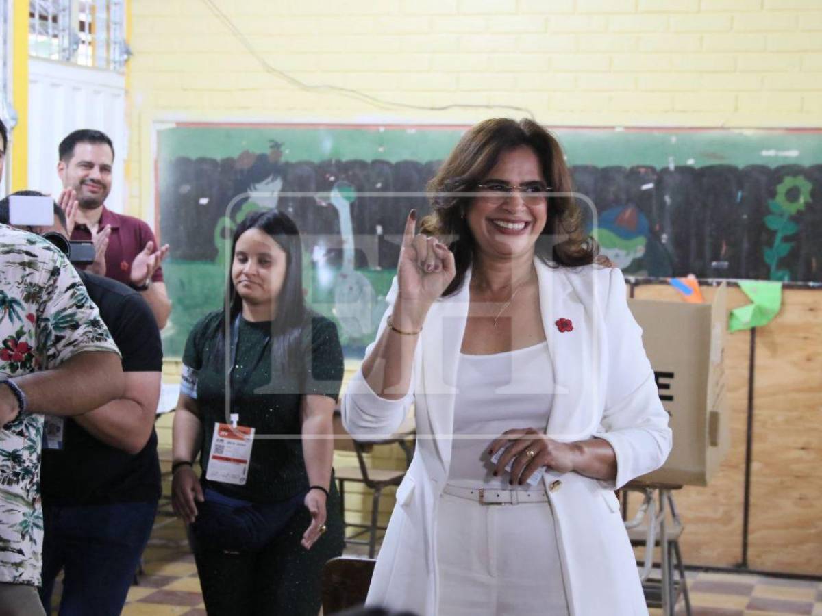 En fotos: Rixi Moncada, la primera candidata presidencial en ejercer su voto