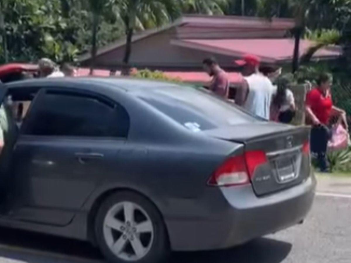 Quedaron atrapados en la mototaxi: momento en que rescataron a niños accidentados en Omoa