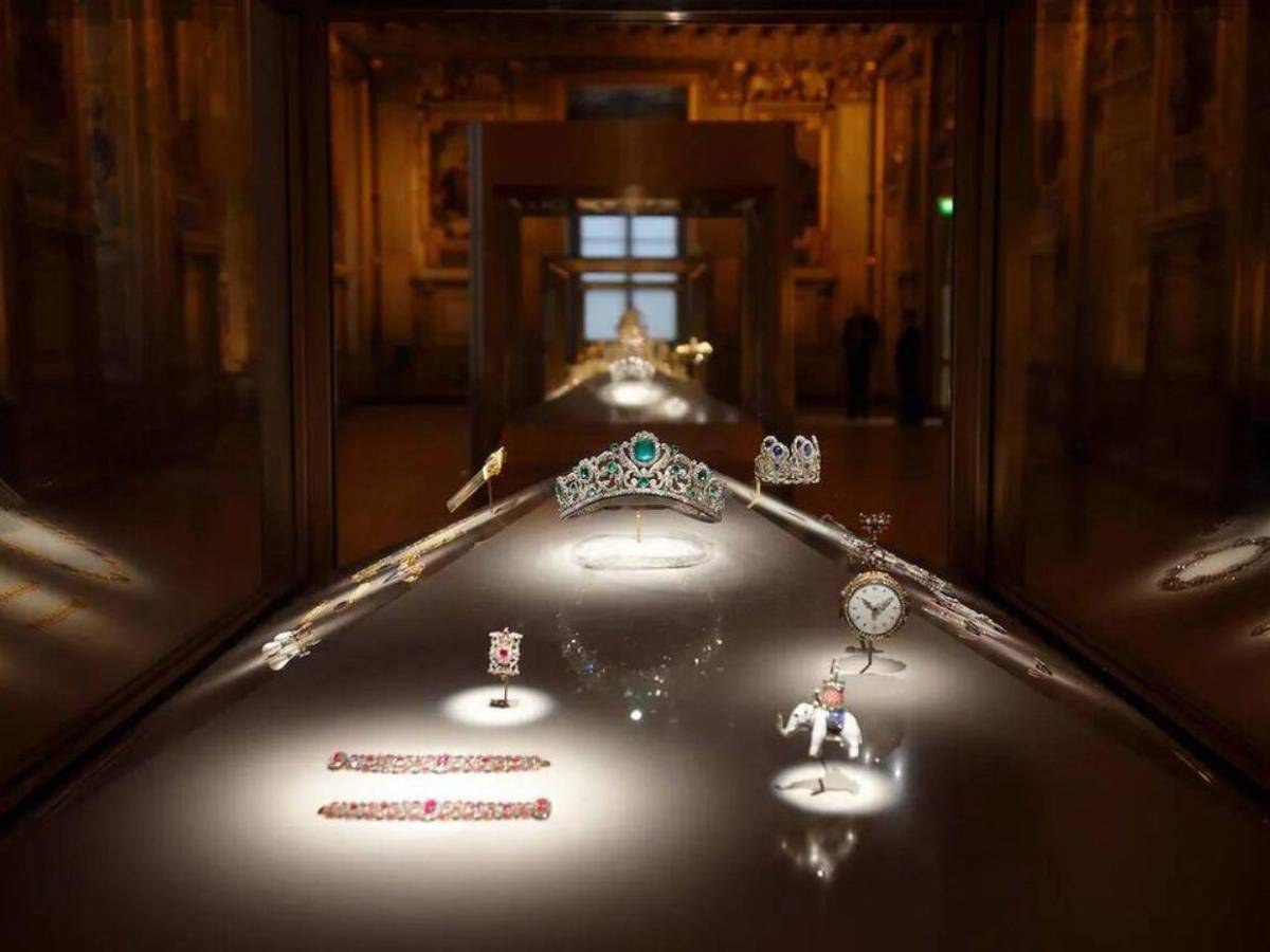 Roban joyas históricas del Museo del Louvre en París, en solo siete minutos
